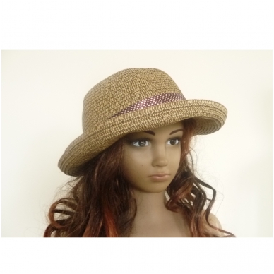 Madinga vasarinė skrybėle su rudos spalvos kaspinu