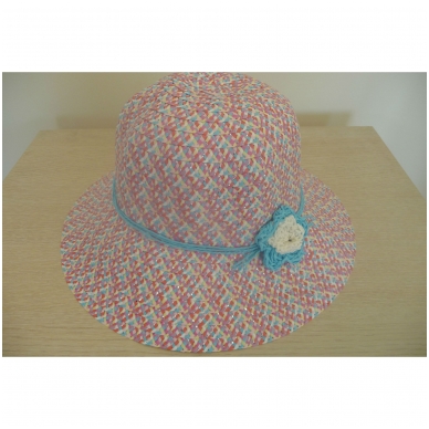 Женская шляпка с вязанным цветком из бумаги 4