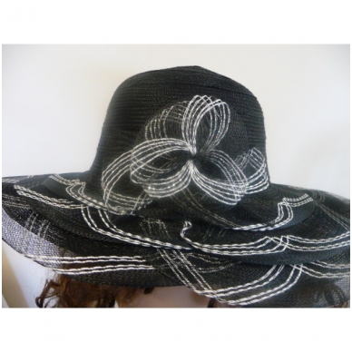 Летняя шляпка чёрного цвета с цветком 2
