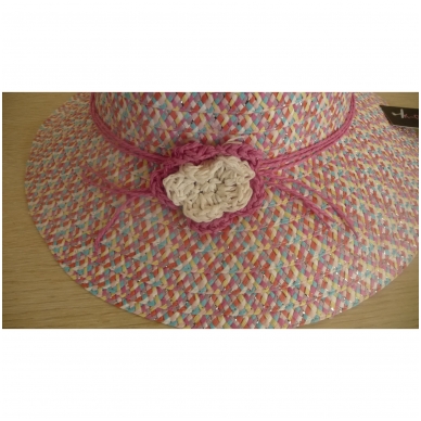 Женская шляпка с вязанным цветком из бумаги 9