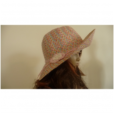 Женская шляпка из бумаги с вязанным цветком 2